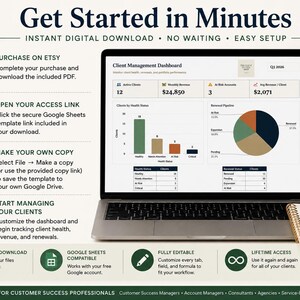 Pode incluir: Um computador port&aacute;til exibindo um painel de gest&atilde;o de clientes com gr&aacute;ficos e tabelas de dados. A imagem inclui instru&ccedil;&otilde;es de texto para um download digital, uma caneca com texto, um caderno e uma caneta. O painel mostra m&eacute;tricas de receita.
