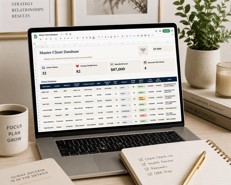 Pode incluir: Uma tela de laptop exibindo uma planilha de Master Client Database com m&eacute;tricas de clientes ativos, pontua&ccedil;&otilde;es de sa&uacute;de, receita mensal e renova&ccedil;&otilde;es, incluindo colunas para nome do cliente, setor e respons&aacute;vel.