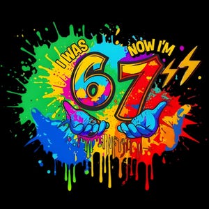 以下が含まれることがあります： 黒い背景にカラフルなグラフィックデザイン。「I WAS 67 NOW I'M 74」のテキストが特徴的。数字は太字で縁取りされ、様々な色のペイントスプラッシュで囲まれています。下部には2つの青い手があり、全体的に遊び心のあるデザインです。