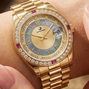 Klocka med romerska siffror och diamanter i guld: 36 mm pärlemorurtavla, unisex armbandsur