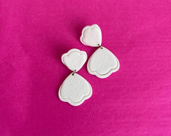 白いポリマークレイで作られた手作りのイヤリング – 軽量でエレガントな手作りジュエリー