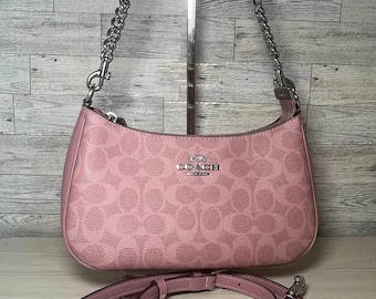 Bolso de hombro Coach Vintage rosa para mujer: elegante bolso pequeño con elegante correa de cadena plateada.