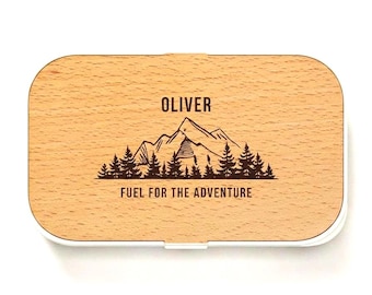 Fiambrera personalizada con tapa de madera y cubiertos.