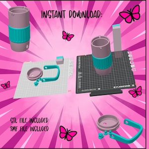 Puede incluir: Una representación 3D de un portabotellas, con un cuerpo cilíndrico y una banda turquesa, una tapa y un asa turquesa. La imagen incluye el texto "INSTANT DOWNLOAD:" y "STL FILE INCLUDED 3MF FILE INCLUDED". Mariposas rosas están dispersas alrededor de los objetos.