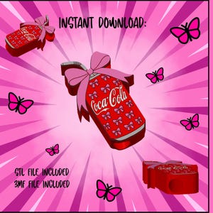 Può includere: Un tappo per cannuccia Coca-Cola rosso con un fiocco rosa e piccoli fiocchi, circondato da farfalle rosa su sfondo rosa. Il testo include "Download istantaneo" e "Straw Topper".