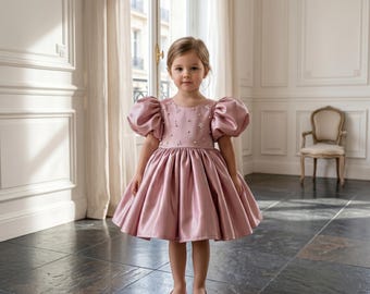 Vestido de cetim para daminha de honra com mangas bufantes e laço, rosa antigo, ideal para concursos de beleza, daminhas de honra júnior e festas de aniversário elegantes.