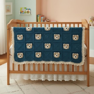 Könnte beinhalten: Eine handgefertigte, blaue Babydecke aus Häkelarbeit mit einem sich wiederholenden Muster von Teddybärgesichtern. Die Decke wird auf einem Holzbettchen präsentiert und hat einen cremefarbenen, gewellten Rand. Ein gemütlicher und dekorativer Artikel für das Kinderzimmer.