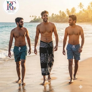 Könnte beinhalten: Drei Personen beim Gehen am Strand, zwei tragen gemusterte Badehosen mit weißen Kordelzügen und eine trägt einen schwarzen Sarong mit weißem floralem Batikdruck. Ein kreisförmiges Logo oben links zeigt LADY & GENTS MODERN BATIK.