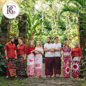 Könnte beinhalten: Eine Gruppe von Personen in Batik-Kleidung, darunter rote Hemden, weiße Oberteile und verschiedene gemusterte Sarongs mit geometrischen, floralen und Sonnenmotiven. Das Logo zeigt LADY & GENTS MODERN BATIK.