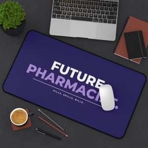 Zukünftiger Apotheker Schreibtischmatte, Apotheken-Studenten-Abschlussgeschenk, PharmD Bürodekor, Pillen Fähigkeiten Rechnungen Mousepad, Medizinische Fakultät, 12x22 Matte