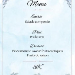 Peut inclure: Une carte de menu rectangulaire avec un fond aquarelle bleu clair, ornée d'illustrations florales dans les coins supérieurs et sur la bordure inférieure. Le texte indique : Menu, Entrée Salade composée, Plat Poulet rôti, Dessert Pièce montée saveur fruits exotiques, Fruits de saison, et SK.
