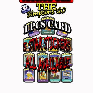 Può includere: Una collezione Monopoly The Simpsons Go con carte da 1 pezzo e adesivi a 5 stelle. La grafica mostra varie carte personaggio tra cui Rich Texan, Mr. Burns, Step on a Rake e Do it For Her, con il testo ALL AVAILABLE scritto in rosso.