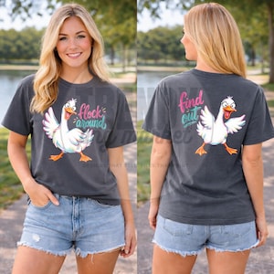 Puede incluir: Camiseta gris oscuro con un dise&ntilde;o de ganso de dibujos animados. La parte delantera de la camiseta dice "flock around" en gui&oacute;n turquesa y rosa. La parte trasera de la camiseta dice "find out" en gui&oacute;n rosa y turquesa. El ganso tiene plumas blancas, patas naranjas y pico amarillo.