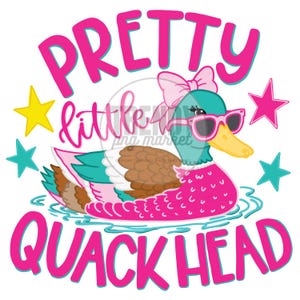 Peut inclure: Une illustration graphique d'un canard sarcelle portant des lunettes de soleil roses et un nœud rose sur la tête. Le canard a un corps à motifs roses et des ailes brunes. Le texte PRETTY little QUACK HEAD est écrit en rose et magenta. Des étoiles jaunes, roses et sarcelle entourent le canard.