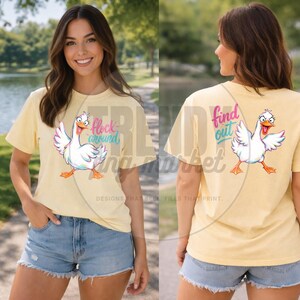 Puede incluir: Camiseta amarilla clara con un dise&ntilde;o de ganso de dibujos animados. La parte delantera de la camiseta dice "flock around" y la trasera dice "find out". El ganso es blanco con patas naranjas y un ala rosa y azul.
