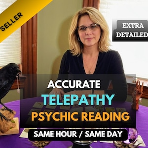 Puede incluir: Imagen que promociona lecturas psíquicas. Una mujer con gafas está sentada a una mesa con cartas del tarot. El texto de la imagen dice "Accurate Telepathy Psychic Reading" y "Same Hour / Same Day". También se ve un cuervo negro y una bola de cristal.