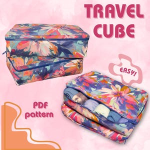 Może przedstawiać: Kwiatowe kostki podróżne w odcieniach niebieskiego, różowego i pomarańczowego. Kostki mają zapięcie na zamek błyskawiczny i są ułożone w stos. Widoczny jest tekst "TRAVEL CUBE" i "EASY!". Widoczne są również słowa "PDF pattern".