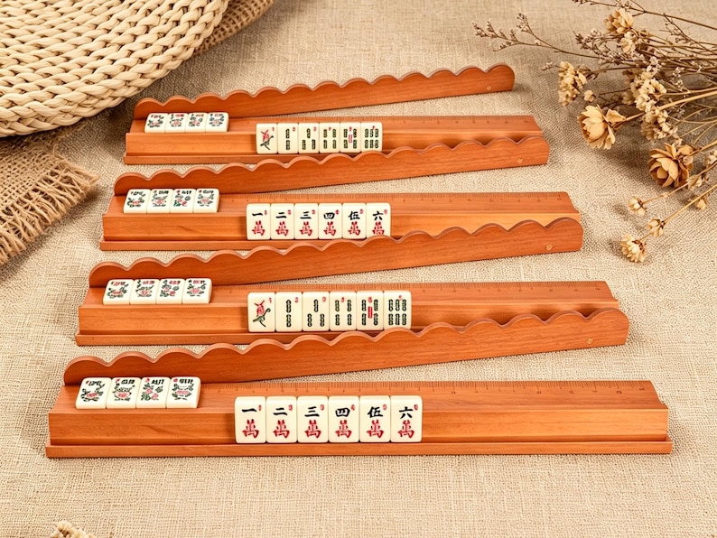 Set di tessere Mahjong in legno smerlato con spingitore e motivo floreale / 160 tessere Mahjong americane completamente incise / Gioco di tessere in stile vintage 4 Racks (No Tiles)