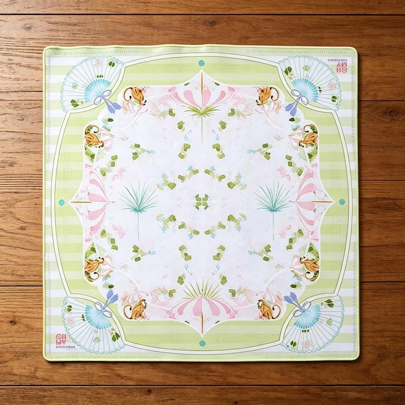 Peut inclure: Un foulard carr&eacute; en tissu avec une bordure ray&eacute;e vert clair et blanc. Le champ central blanc pr&eacute;sente un motif sym&eacute;trique d'&eacute;ventails bleu clair, de petits singes bruns, de parasols roses et de palmes vertes. Le motif est imprim&eacute; sur le tissu.