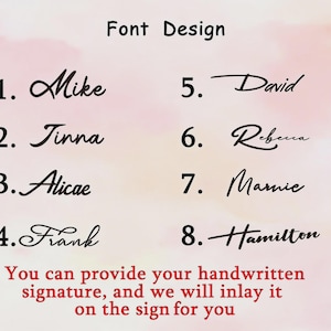 Pu&ograve; includere: Una tabella di caratteri con otto distinti stili tipografici neri numerati da uno a otto con i nomi Mike, Tinna, Alicae, Frank, David, Rebecca, Marnie e Hamilton. Il testo rosso in basso recita: You can provide your handwritten signature, and we will inlay it on the sign for you.