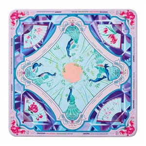 Peut inclure: Un foulard carr&eacute; avec un panneau central bleu clair orn&eacute; de quatre paons et d'un cercle p&ecirc;che. La bordure pr&eacute;sente des motifs g&eacute;om&eacute;triques violets, des fleurs roses et quatre &eacute;ventails. Le texte DRAGONS et JOKERS est inscrit sur les bords.