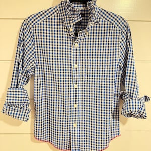 STORLEK SMALL | Återvunnen blå rutig skjorta med volangkrage | Unik knappknäppning | Preppy Americana-topp | Damskjorta med cottagecore-mönster