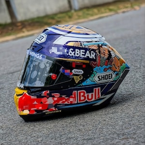Close-up of the Spies Hecker clear coat finish on a custom airbrushed Shoei X-15 Marc Marquez helmet. High-reflection surface showing the depth of hand-painted MotoGP graphics. Industry-standard automotive paint durability for high-speed motorsport use. Premium custom-made helmet for fans of Shoei, Arai, and AGV seeking bespoke designs. Custom helmet art for enthusiasts in the United States and United Kingdom. Professional detail and luxury quality.