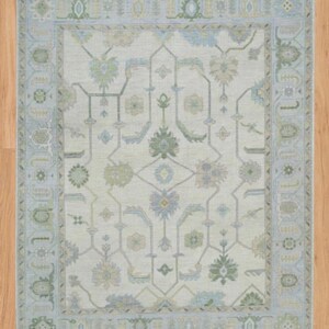 Handknuten ullmatta, Oushak persisk stil, elfenbensblå pastellblommig matta