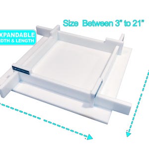 Puede incluir: Un molde de jabón blanco expandible con el texto "Expandable Width & Length" y "Size Between 3" to 21". El molde está diseñado para ajustarse en tamaño, con medidas que van de 7,6 cm a 53,3 cm.
