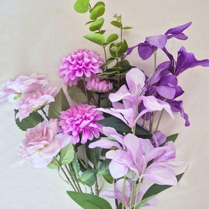 Künstliche lila lila Dahlie, Rose, Flammenorchidee, Erbsenblumen mit Eukalyptusblättern-Faux Flowers mit Blättern