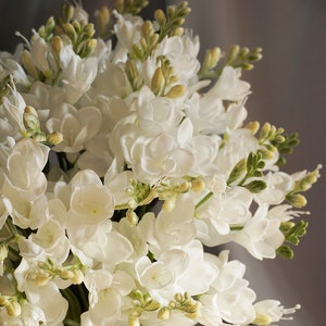 人工フリージアの花茎、花のフリージアのウェディングブライダルフラワー、フェイクフラワー