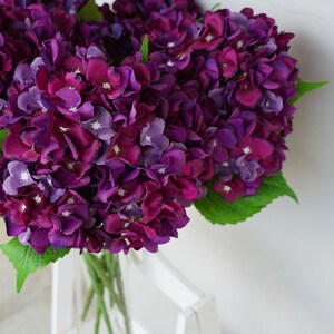 濃い紫色のシルク製アジサイの花、造花、小さな花、造花、フェイクフラワー、フィラー