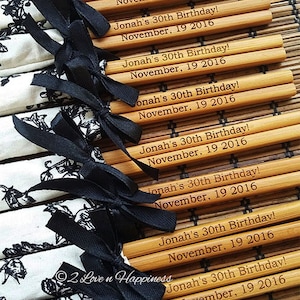 20 paia di bacchette personalizzate incise in maniche e nastri Bomboniere per matrimoni/Bomboniere per compleanni/Regali per porte