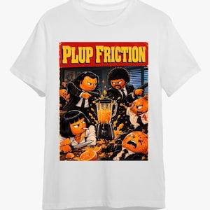 Peut inclure: Un t-shirt blanc avec une impression graphique portant le texte PLUP FRICTION. L'illustration représente des personnages stylisés en costume, dont des figures aux cheveux noirs et une personne au carré tenant un couteau, autour d'un mixeur.
