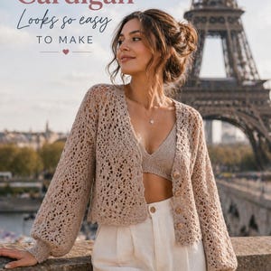 Peut inclure: Cardigan beige à mailles ajourées, manches longues et boutons. Le texte "Modern Cardigan Looks so easy TO MAKE" est visible. Le cardigan est porté avec un haut assorti et un pantalon blanc.