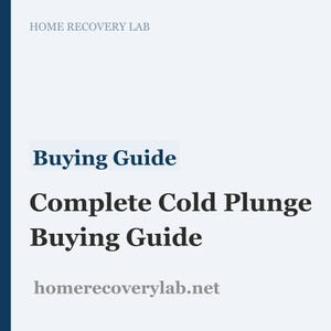 Op de afbeelding: Een lichtblauwe afbeelding met de tekst "Buying Guide" en "Complete Cold Plunge Buying Guide." Het logo van Home Recovery Lab staat bovenaan en het websiteadres onderaan.