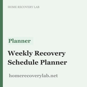 Op de afbeelding: Een lichtgroen en wit grafisch ontwerp voor een wekelijks herstelschema. De tekst bevat "Home Recovery Lab", "Planner", "Weekly Recovery Schedule Planner" en het websiteadres.
