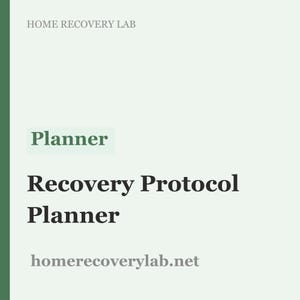 Op de afbeelding: Een lichtgroene en witte afbeelding met de tekst "HOME RECOVERY LAB" bovenaan. Het woord "Planner" staat in een groene doos, gevolgd door "Recovery Protocol Planner" en het websiteadres "homerecoverylab.net".