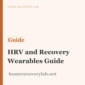 Op de afbeelding: Een gids getiteld "HRV and Recovery Wearables Guide" met de tekst "Guide" in een verbrand oranje kleur. De tekst staat op een lichtbeige achtergrond met het websiteadres "homerecoverylab.net" onderaan. De woorden "Home Recovery Lab" staan bovenaan.