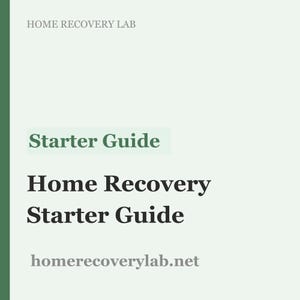 Op de afbeelding: Een lichtgroene en witte afbeelding met de tekst "HOME RECOVERY LAB" bovenaan. Daaronder staan de woorden "Starter Guide" in een groen kader, gevolgd door "Home Recovery Starter Guide" en het websiteadres.