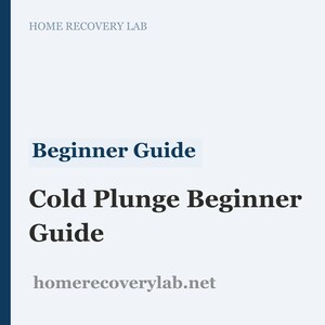 Op de afbeelding: Een lichtblauwe afbeelding met de tekst "Beginner Guide" bovenaan, gevolgd door "Cold Plunge Beginner Guide" in een groter lettertype. Het websiteadres "homerecoverylab.net" staat onderaan. De woorden zijn in een donker lettertype.
