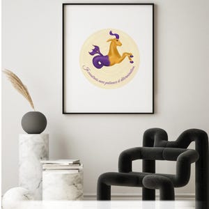 Può includere: Una stampa incorniciata con un'illustrazione del segno zodiacale del Capricorno in oro e viola su sfondo crema. La stampa include il testo "CRÉATION SYMBOLIQUE" in alto e "TÉLÉCHARGEMENT INSTANTANÉ FICHIER NUMÉRIQUE" in basso.