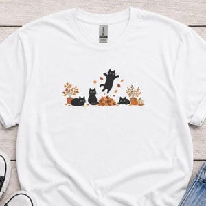 Camiseta de Gato Preto para o Outono, Camiseta para Amantes de Gatos no Outono, Estampa de Gato com Abóbora, Camiseta Aconchegante de Gato para o Outono, Presentes de Outono para Mães de Gatos, Camiseta de Gato Preto para o Outono, Felinos do Outono