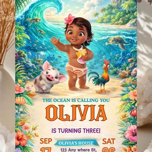 Pu&ograve; includere: Un invito colorato con un'illustrazione a cartoni animati di una bambina, un maiale e un gallo su una spiaggia con onde oceaniche. Il testo recita "Olivia compie tre anni!" con i dettagli della data e del luogo.