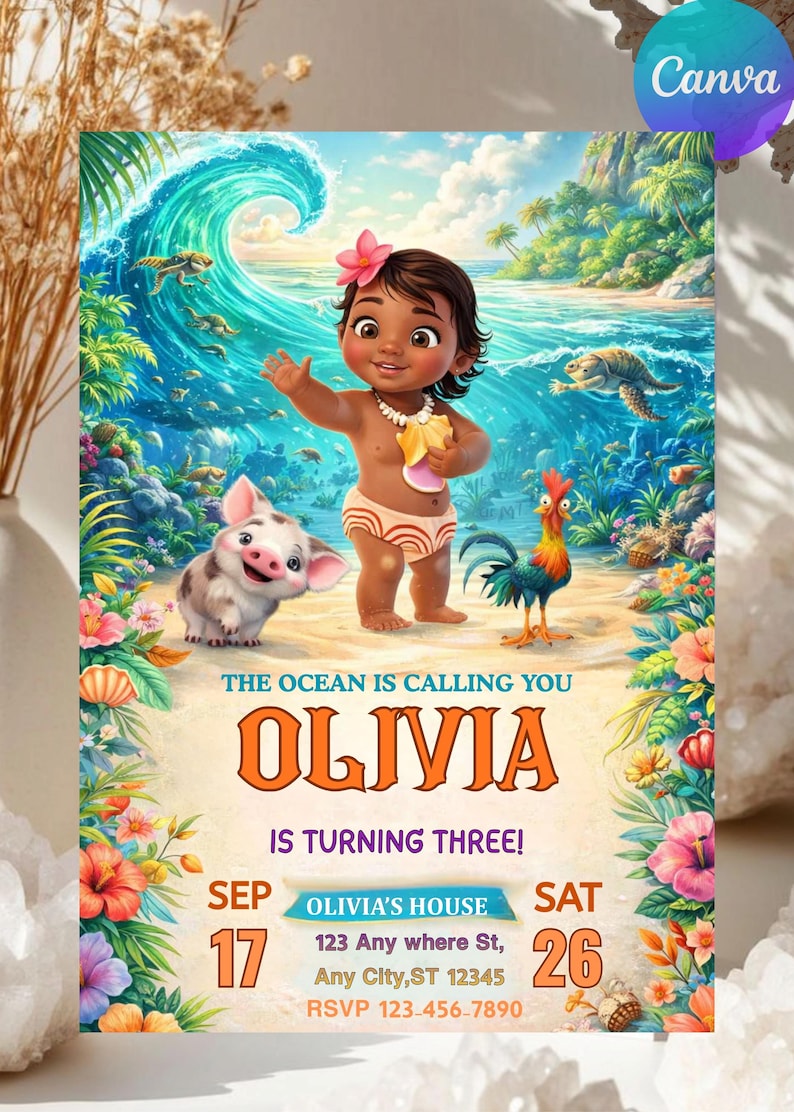 Pu&ograve; includere: Un invito colorato con un'illustrazione a cartoni animati di una bambina, un maiale e un gallo su una spiaggia con onde oceaniche. Il testo recita "Olivia compie tre anni!" con i dettagli della data e del luogo.