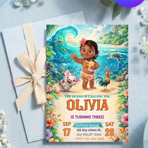 Pu&ograve; includere: Un biglietto d'invito colorato a tema tropicale. La carta presenta un'illustrazione a cartoni animati di una bambina su una spiaggia con un maiale e un gallo. Il testo recita "OLIVIA COMPIE TRE ANNI!" con dettagli sulla data e sul luogo.