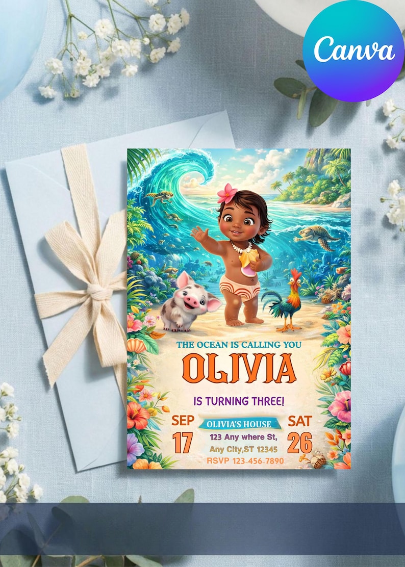 Pu&ograve; includere: Un biglietto d'invito colorato a tema tropicale. La carta presenta un'illustrazione a cartoni animati di una bambina su una spiaggia con un maiale e un gallo. Il testo recita "OLIVIA COMPIE TRE ANNI!" con dettagli sulla data e sul luogo.