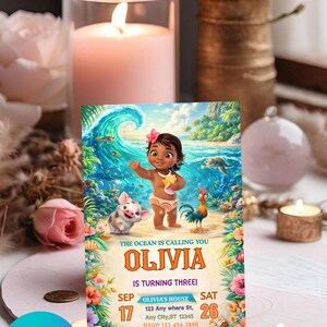 Pu&ograve; includere: Un invito colorato con un'illustrazione a cartoni animati di una bambina, un maiale e un gallo, ambientato in una scena di spiaggia tropicale. La carta annuncia "OLIVIA COMPIE TRE ANNI!" con i dettagli dell'evento. Il design include un'onda e fiori.