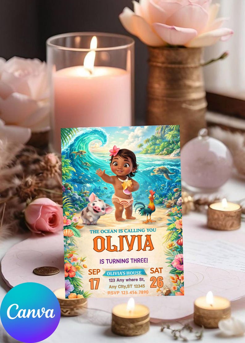 Pu&ograve; includere: Un invito colorato con un'illustrazione a cartoni animati di una bambina, un maiale e un gallo, ambientato in una scena di spiaggia tropicale. La carta annuncia "OLIVIA COMPIE TRE ANNI!" con i dettagli dell'evento. Il design include un'onda e fiori.