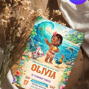 Pu&ograve; includere: Un invito colorato con il testo "The Ocean is Calling You" e "Olivia compie tre anni!" presenta un'illustrazione a cartoni animati di una ragazza, un maiale e un gallo su una spiaggia con onde oceaniche. La data &egrave; il 17 settembre.